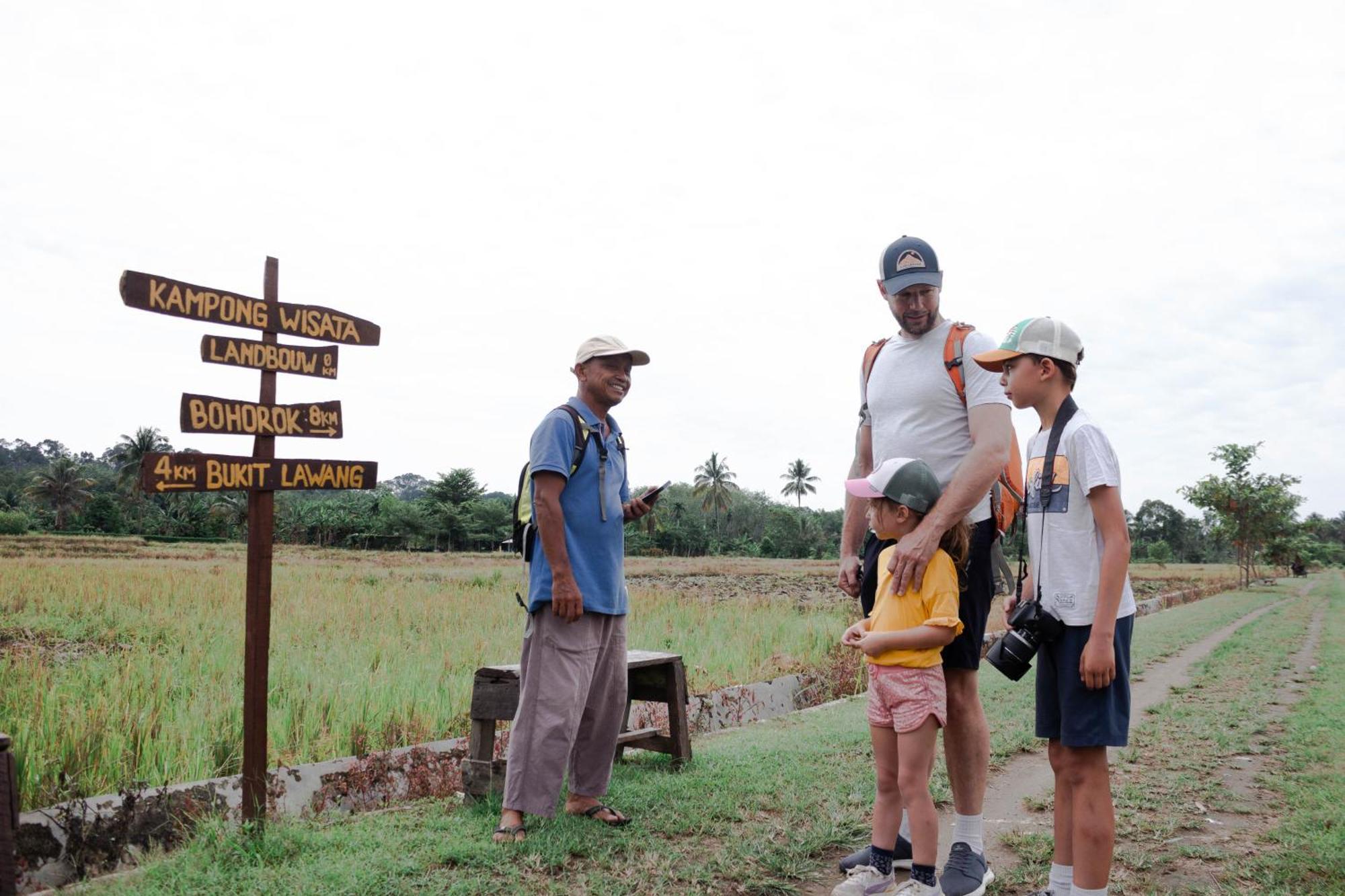 Ambow Homestay Jungle Trekking & Village Tour Bukit Lawang Bagian luar foto